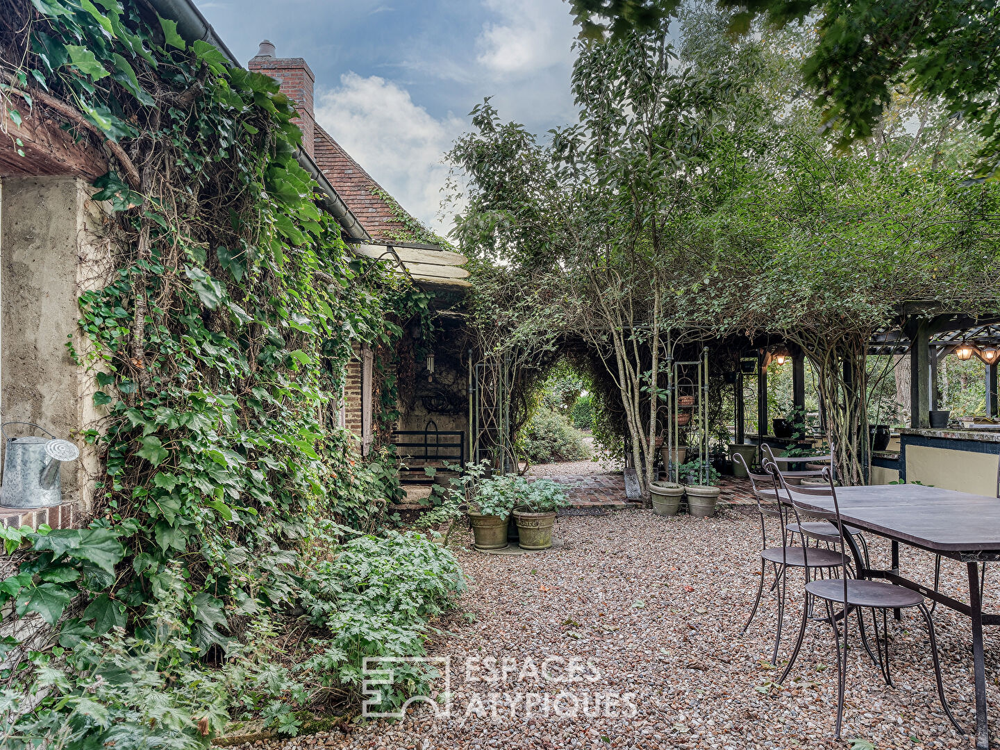 Longère au style cottage anglais et son jardin bucolique