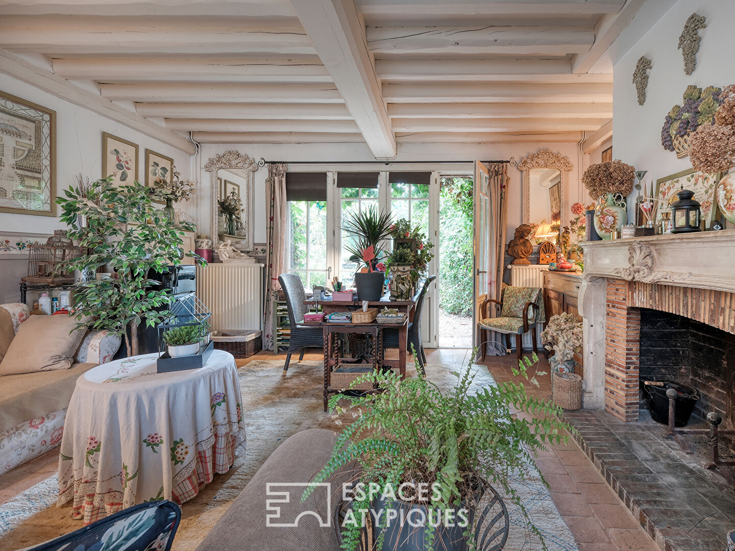 Longère au style cottage anglais et son jardin bucolique