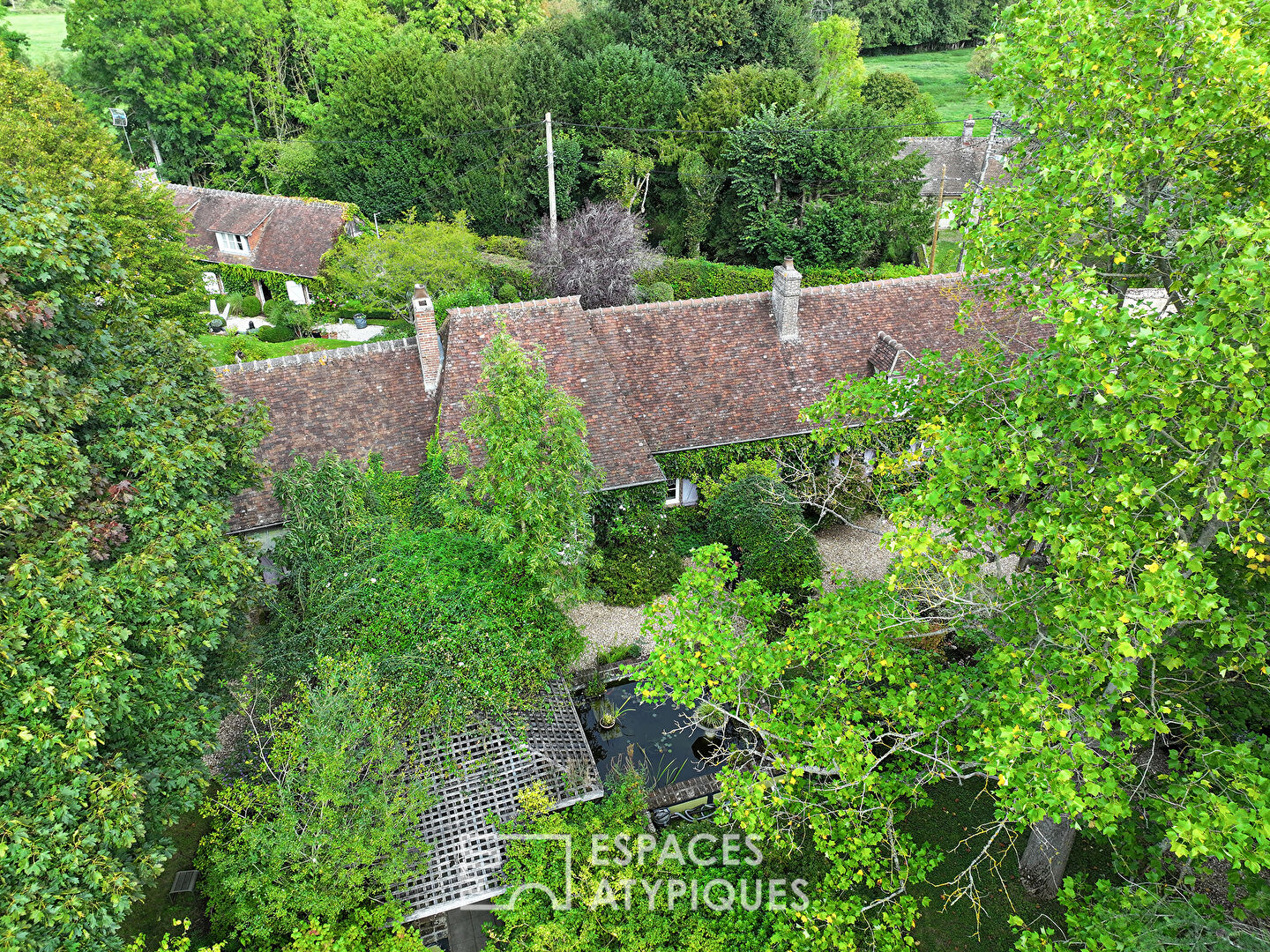 Longère au style cottage anglais et son jardin bucolique