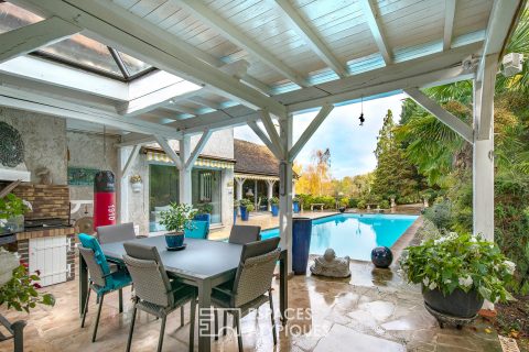 Propriété contemporaine avec piscine
