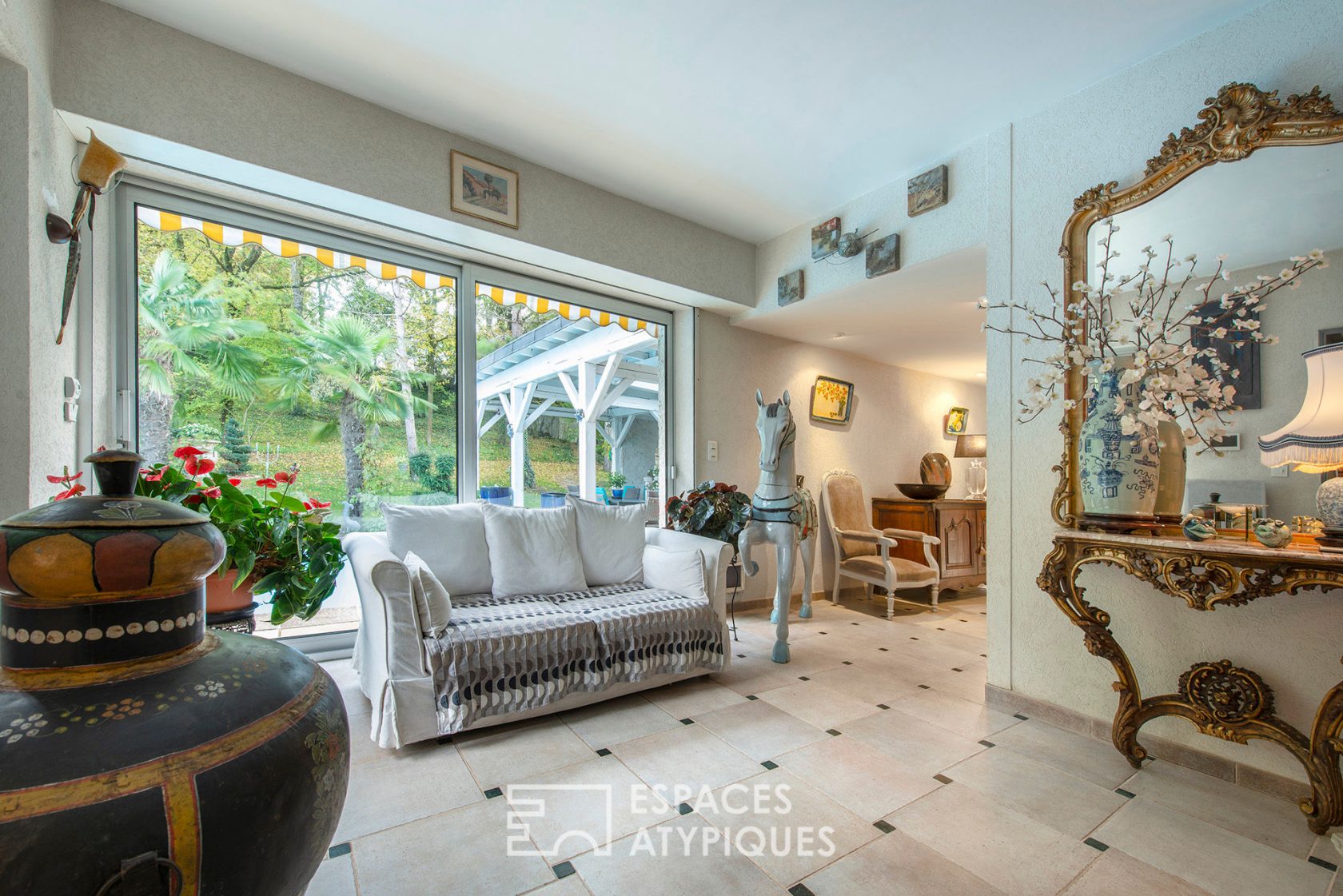 Propriété contemporaine avec piscine