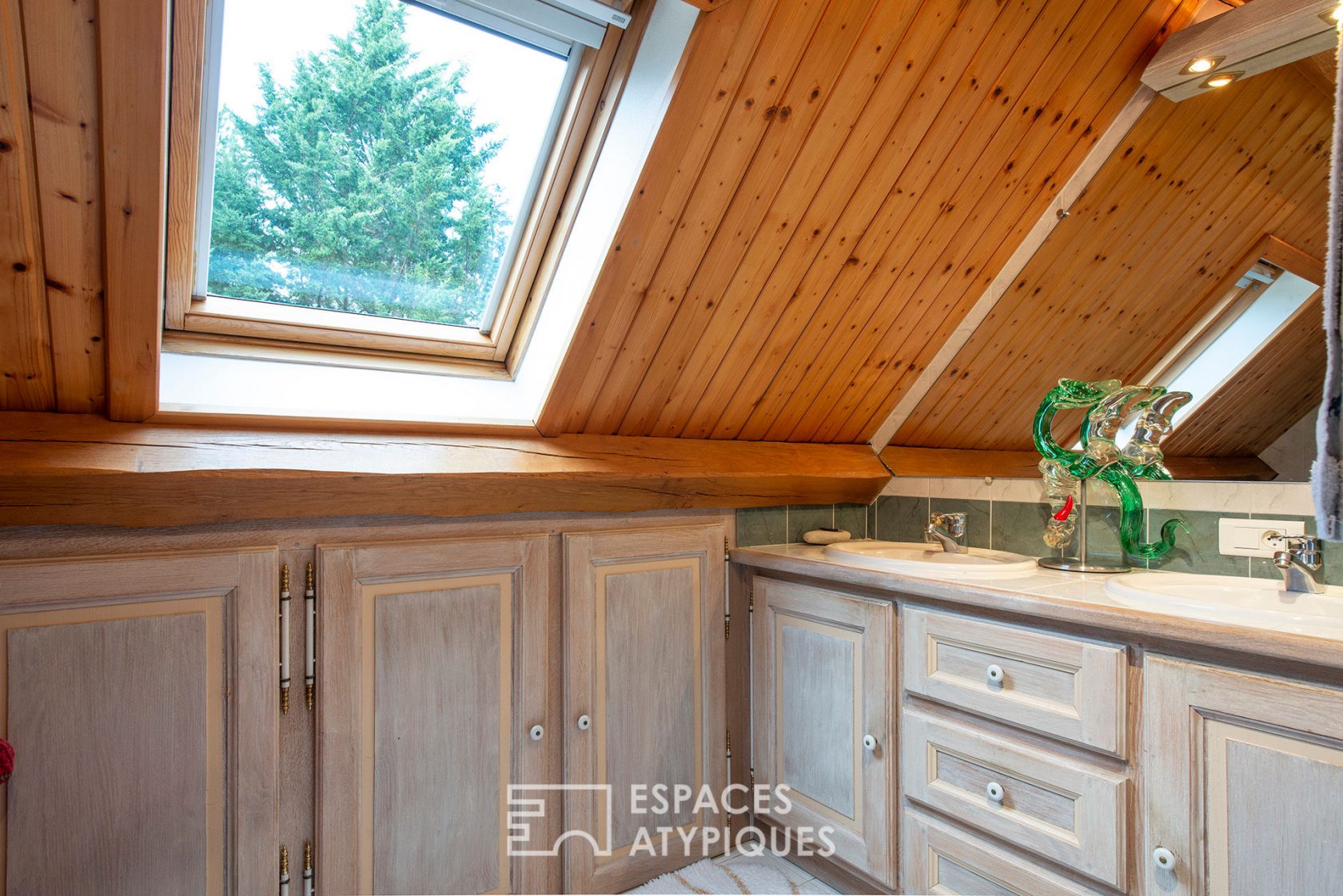 Propriété contemporaine avec piscine