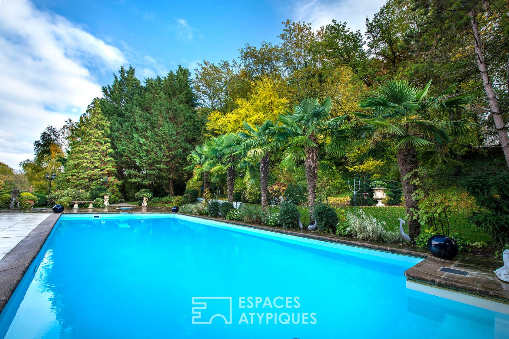 Propriété contemporaine avec piscine