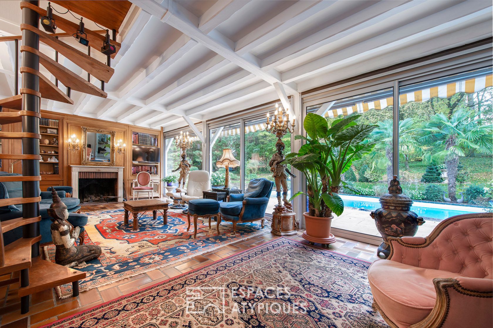 Propriété contemporaine avec piscine