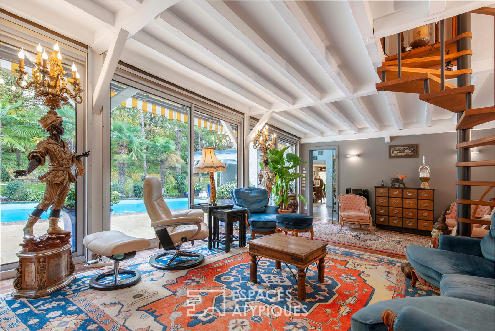 Propriété contemporaine avec piscine