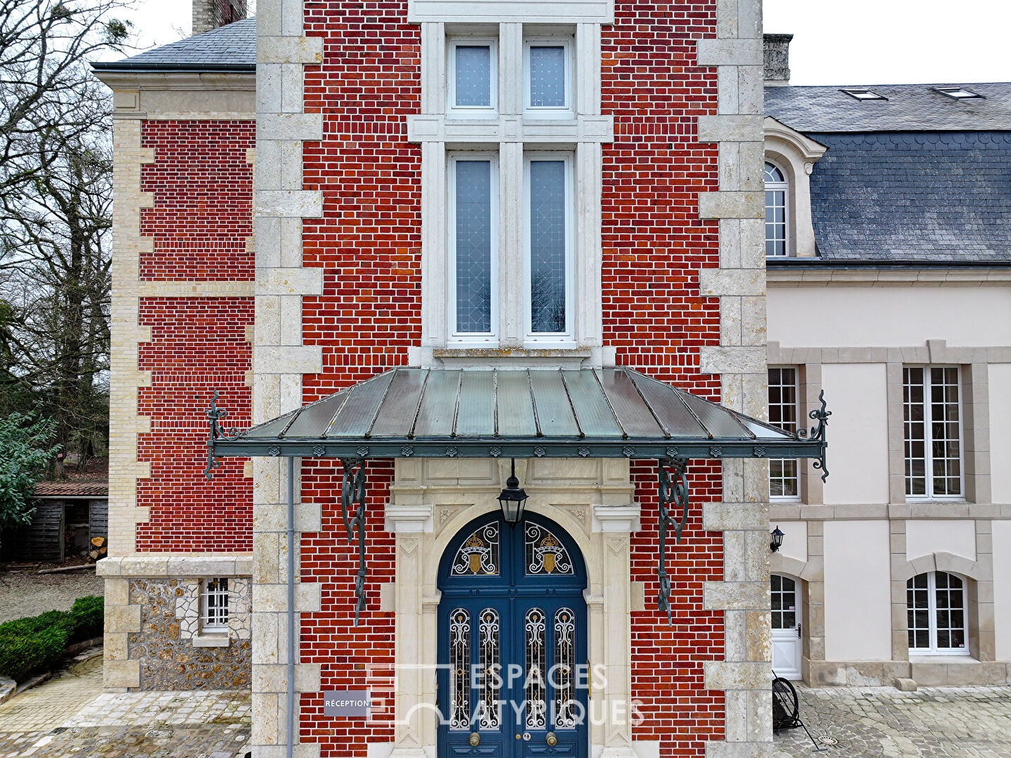 Chateau du XVIII ème siècle et ses dépendances aménagées