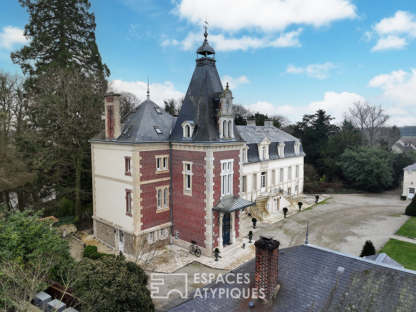Chateau du XVIII ème siècle et ses dépendances aménagées