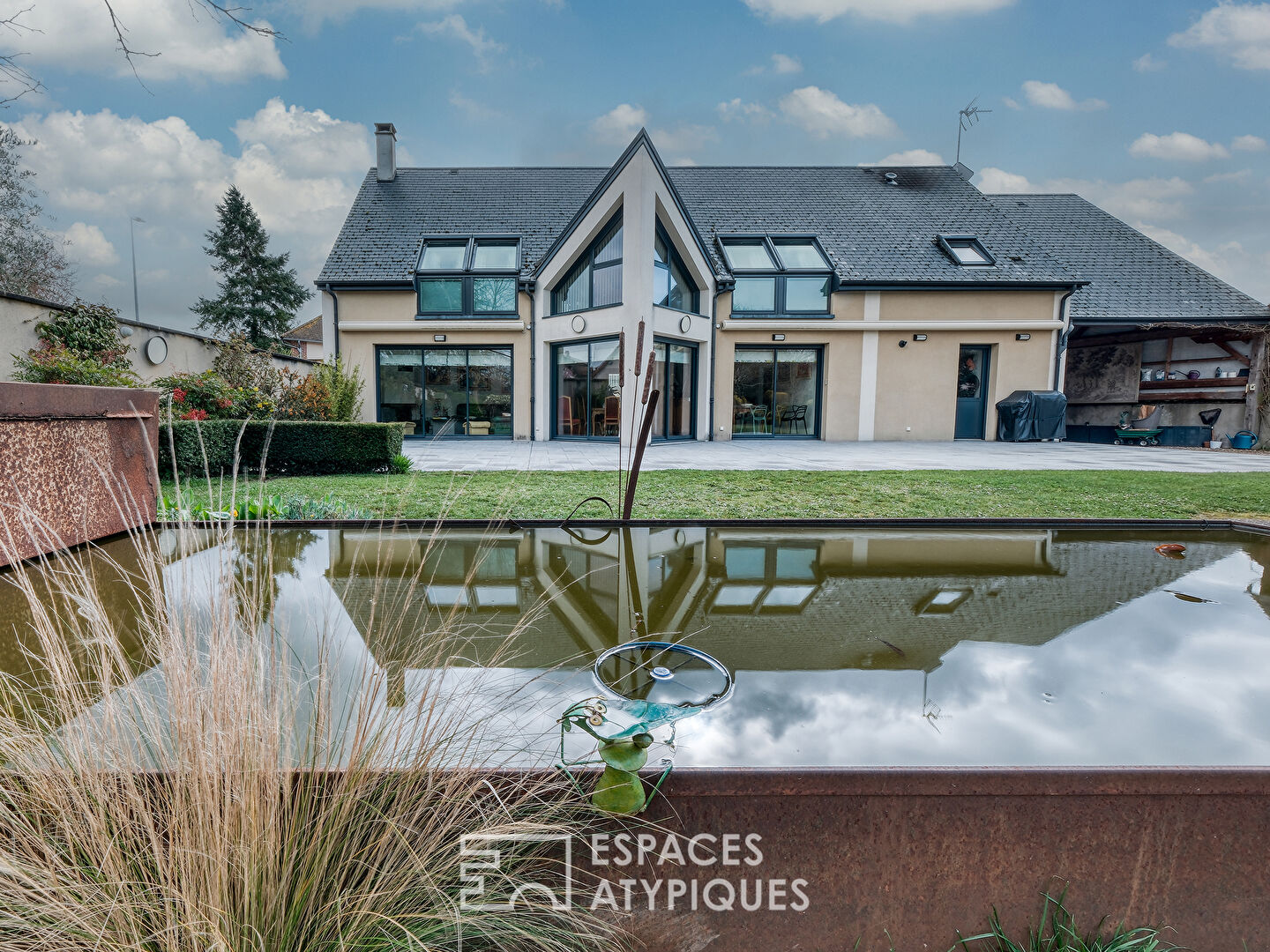 Maison contemporaine et son jardin paysagé