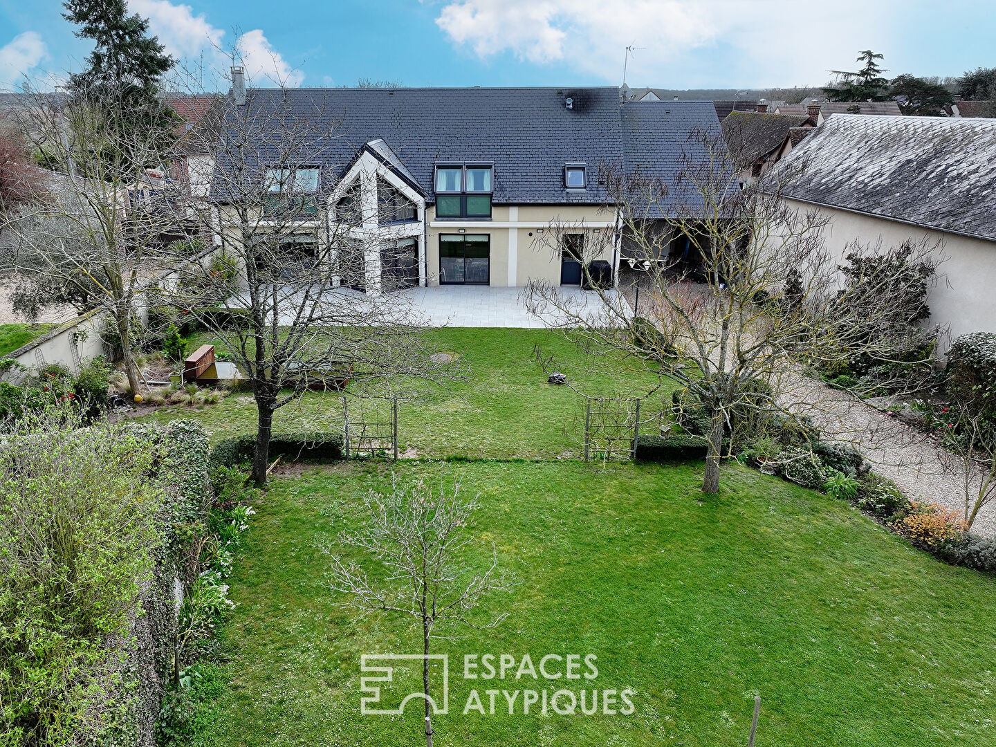 Maison contemporaine et son jardin paysagé