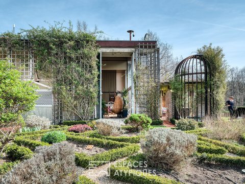 Architect-designed property in the heart of a park with pond and swimming pool