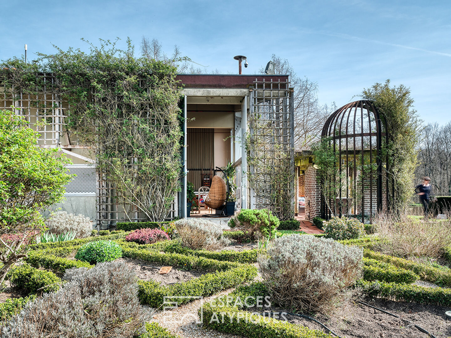 Architect-designed property in the heart of a park with pond and swimming pool