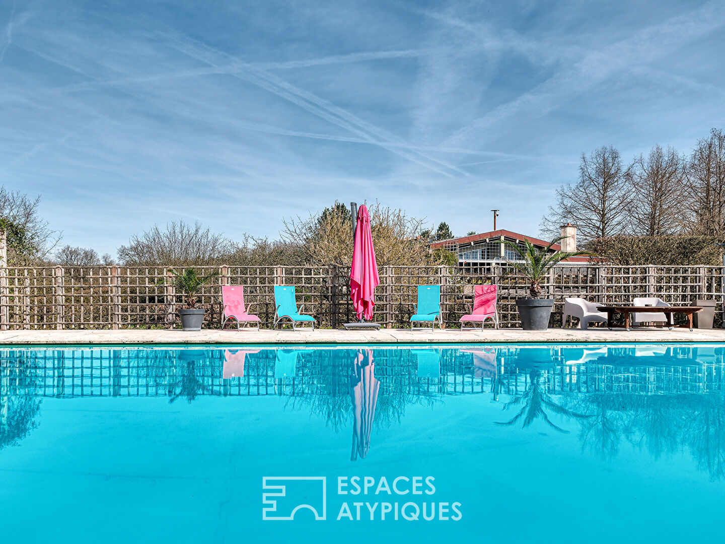 Architect-designed property in the heart of a park with pond and swimming pool