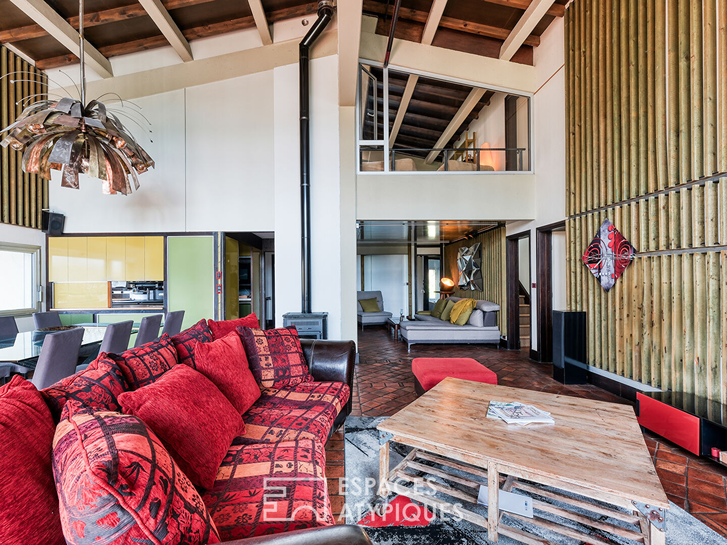 Architect-designed property in the heart of a park with pond and swimming pool