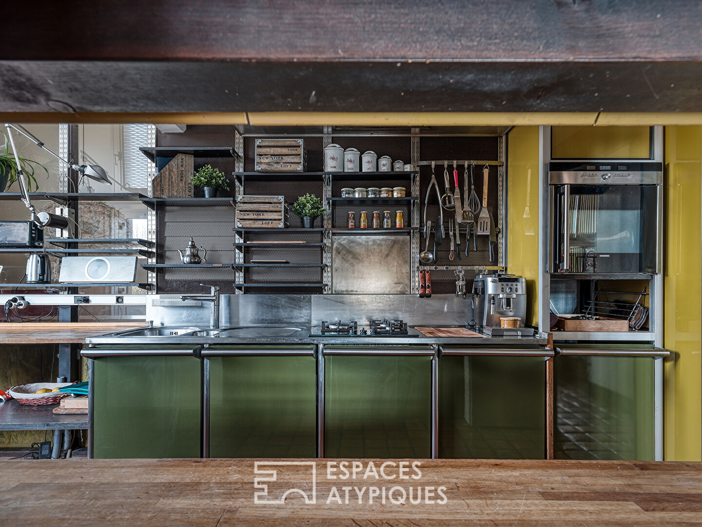 Architect-designed property in the heart of a park with pond and swimming pool