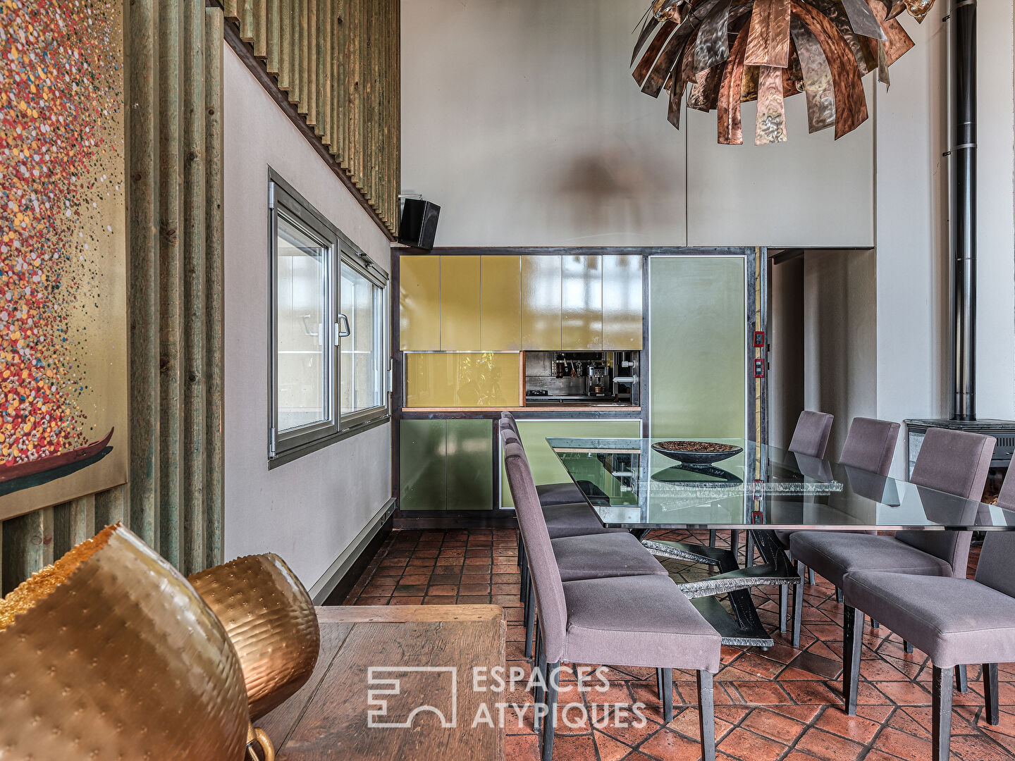 Architect-designed property in the heart of a park with pond and swimming pool