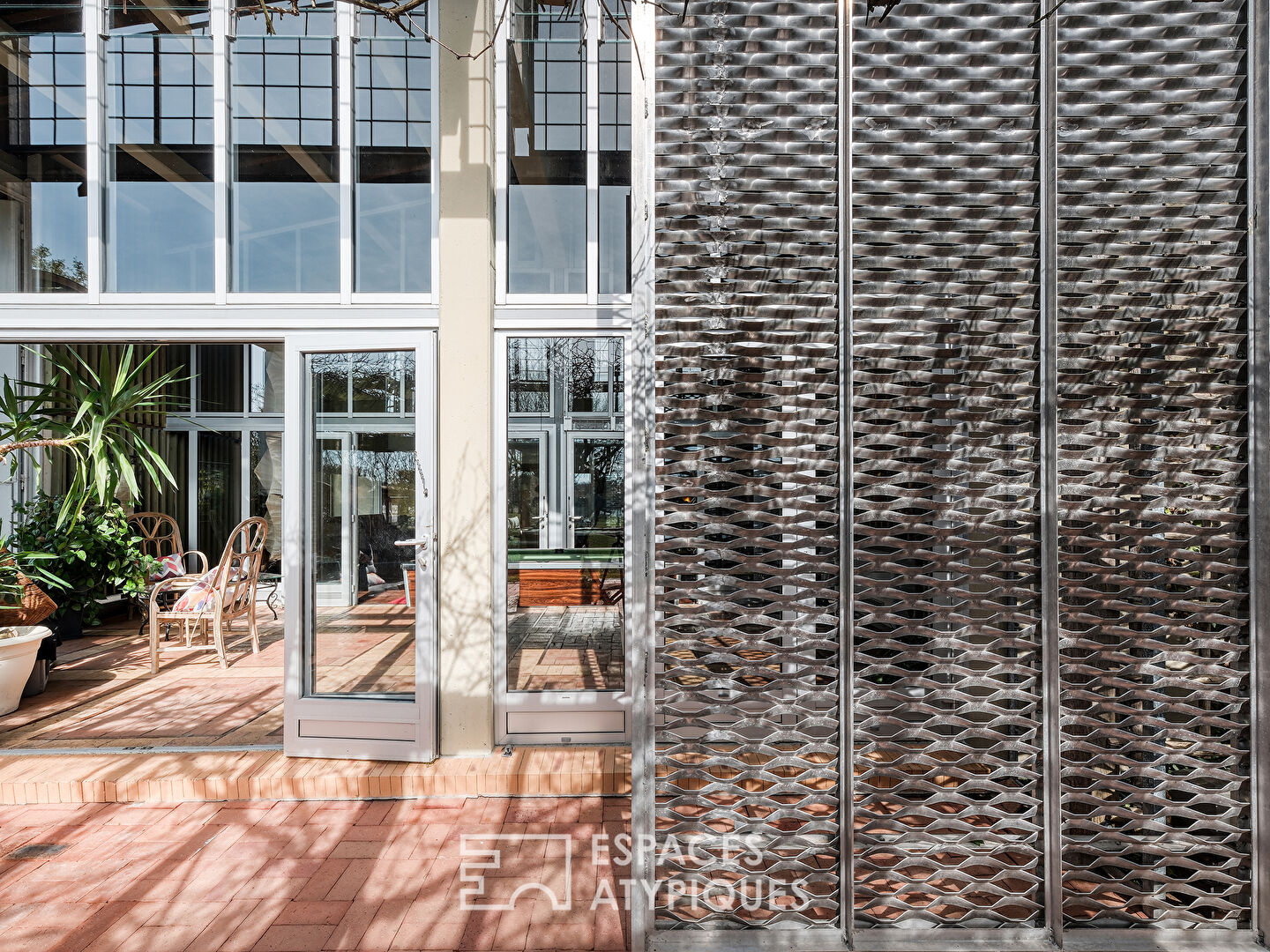 Architect-designed property in the heart of a park with pond and swimming pool
