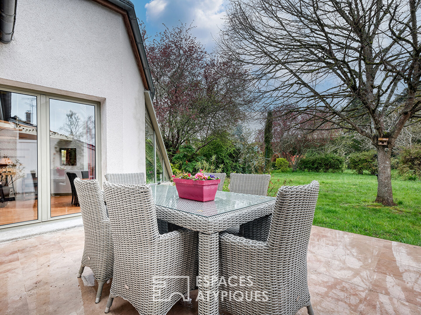 Maison revisitée et son jardin arboré