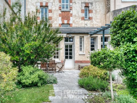 Belle maison bourgeoise et son jardin paysager