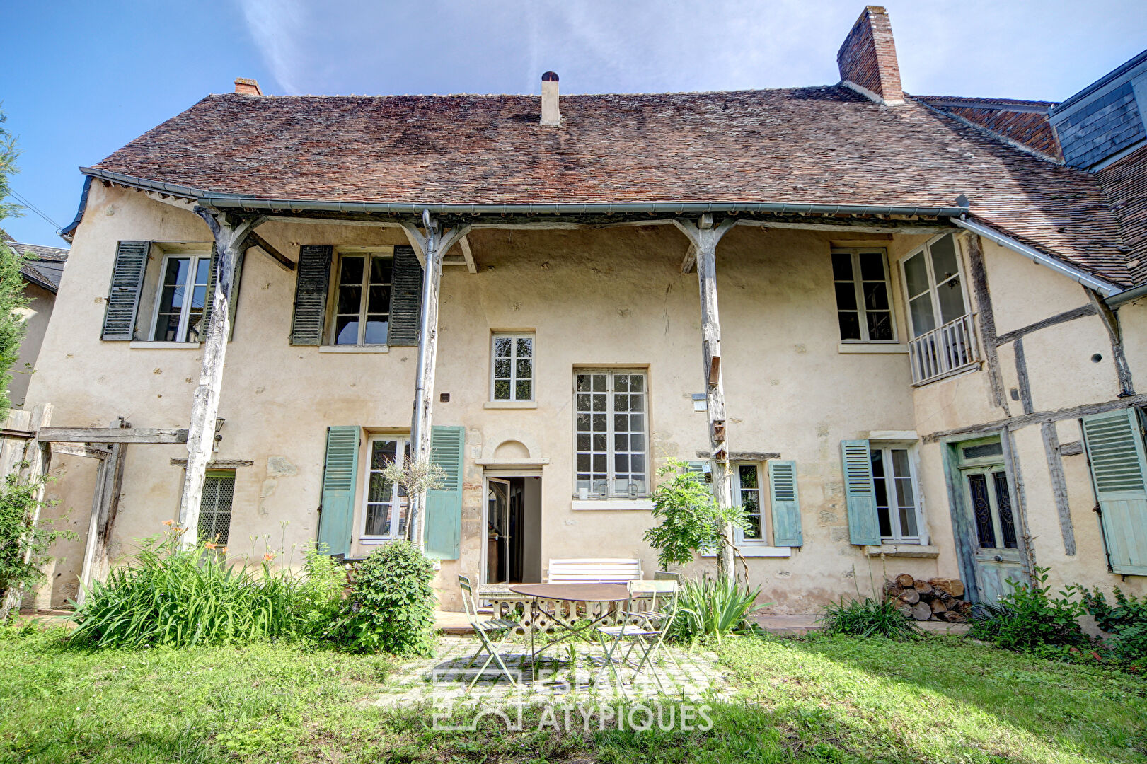 Maison XIXème rénovée au coeur d’une cité médiévale.