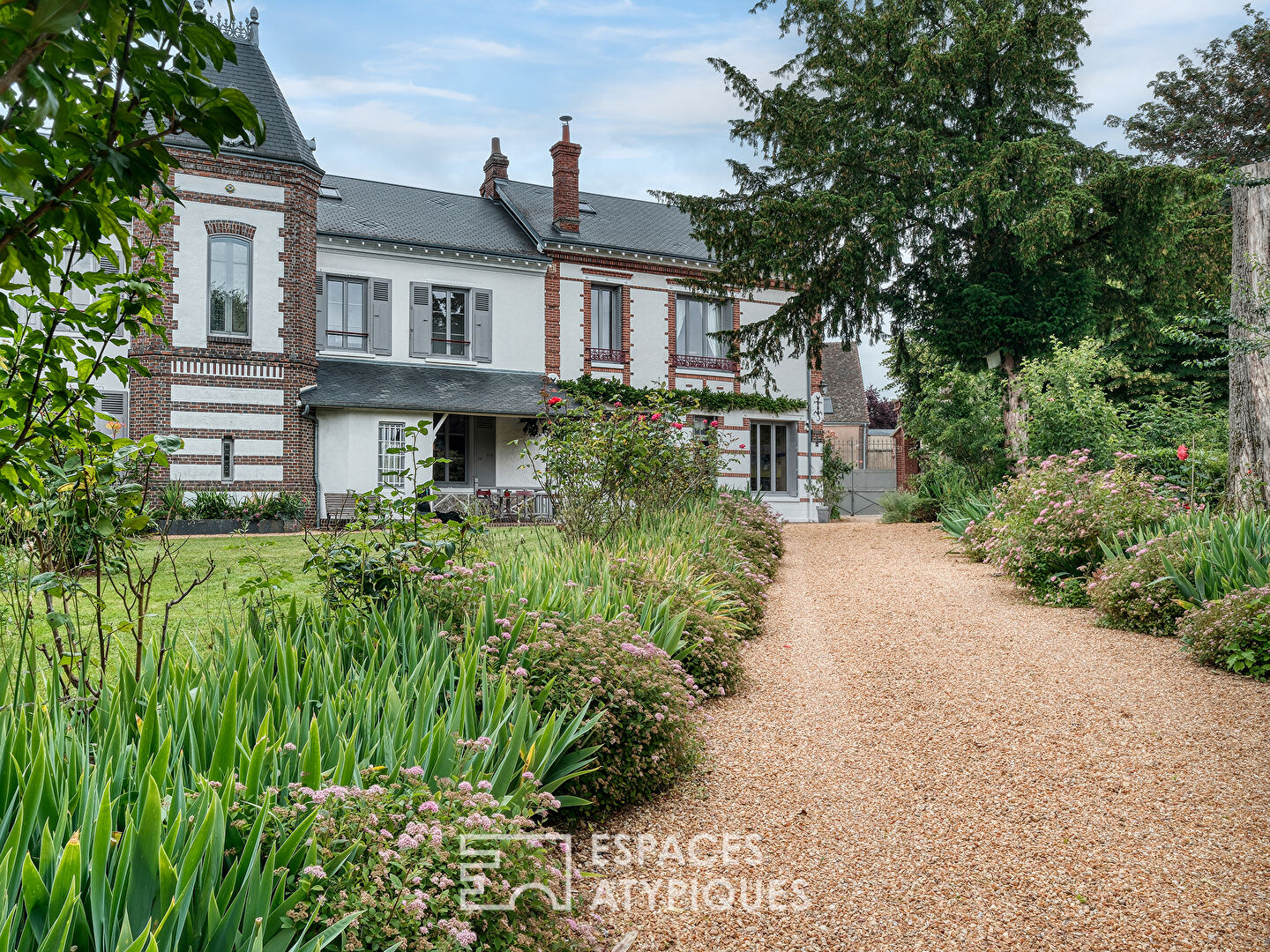 Belle maison bourgeoise du 19ème et son élégant jardin paysagé