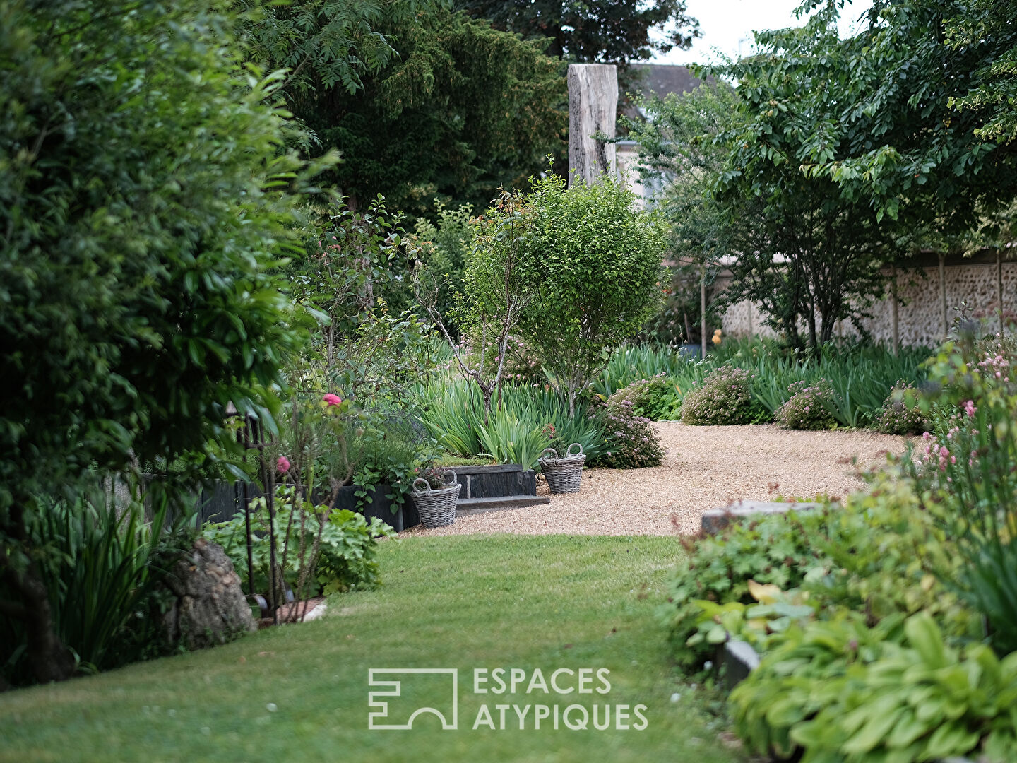 Belle maison bourgeoise du 19ème et son élégant jardin paysagé