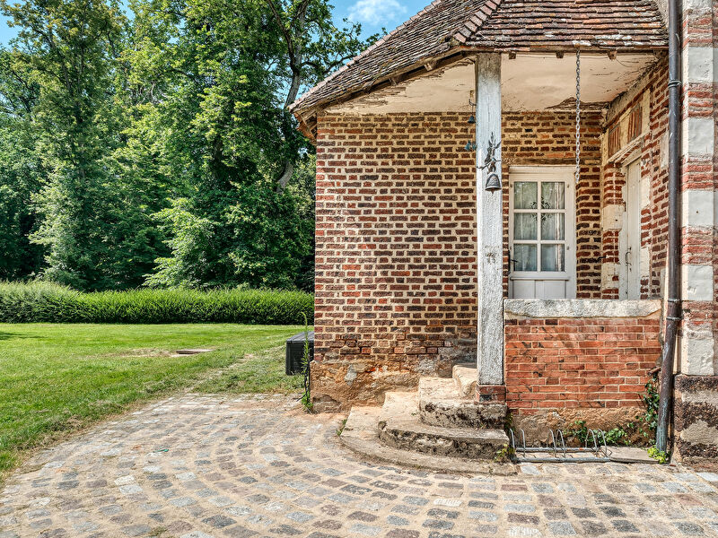 Château deux époques au coeur de sa propriété