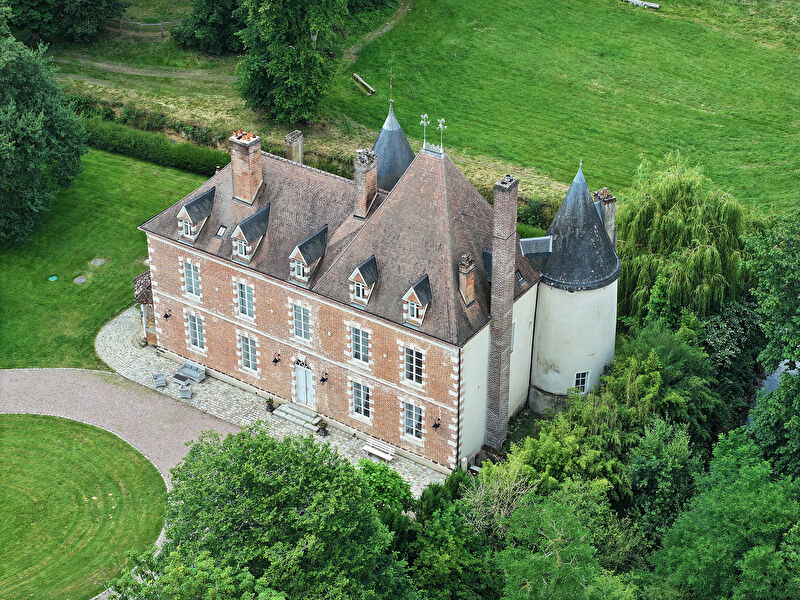 Château deux époques au coeur de sa propriété