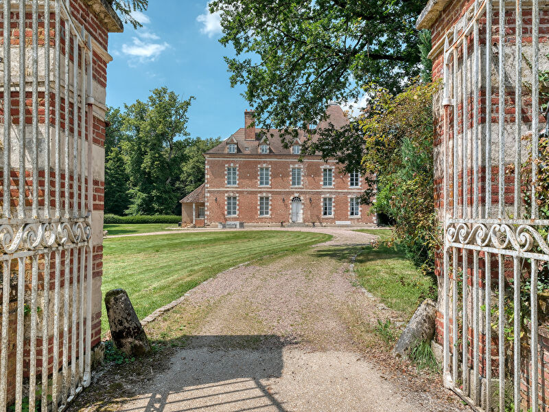 Château deux époques au coeur de sa propriété