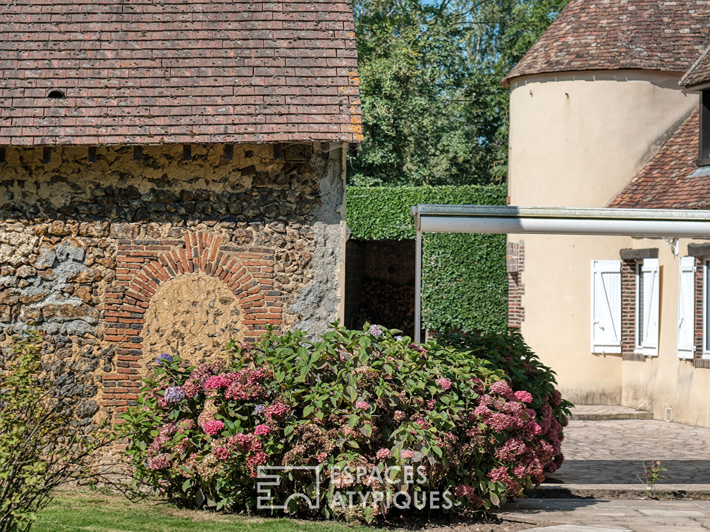 Fermette de charme authentique et sa piscine couverte