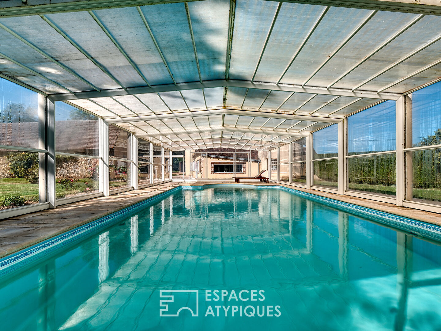 Fermette de charme authentique et sa piscine couverte