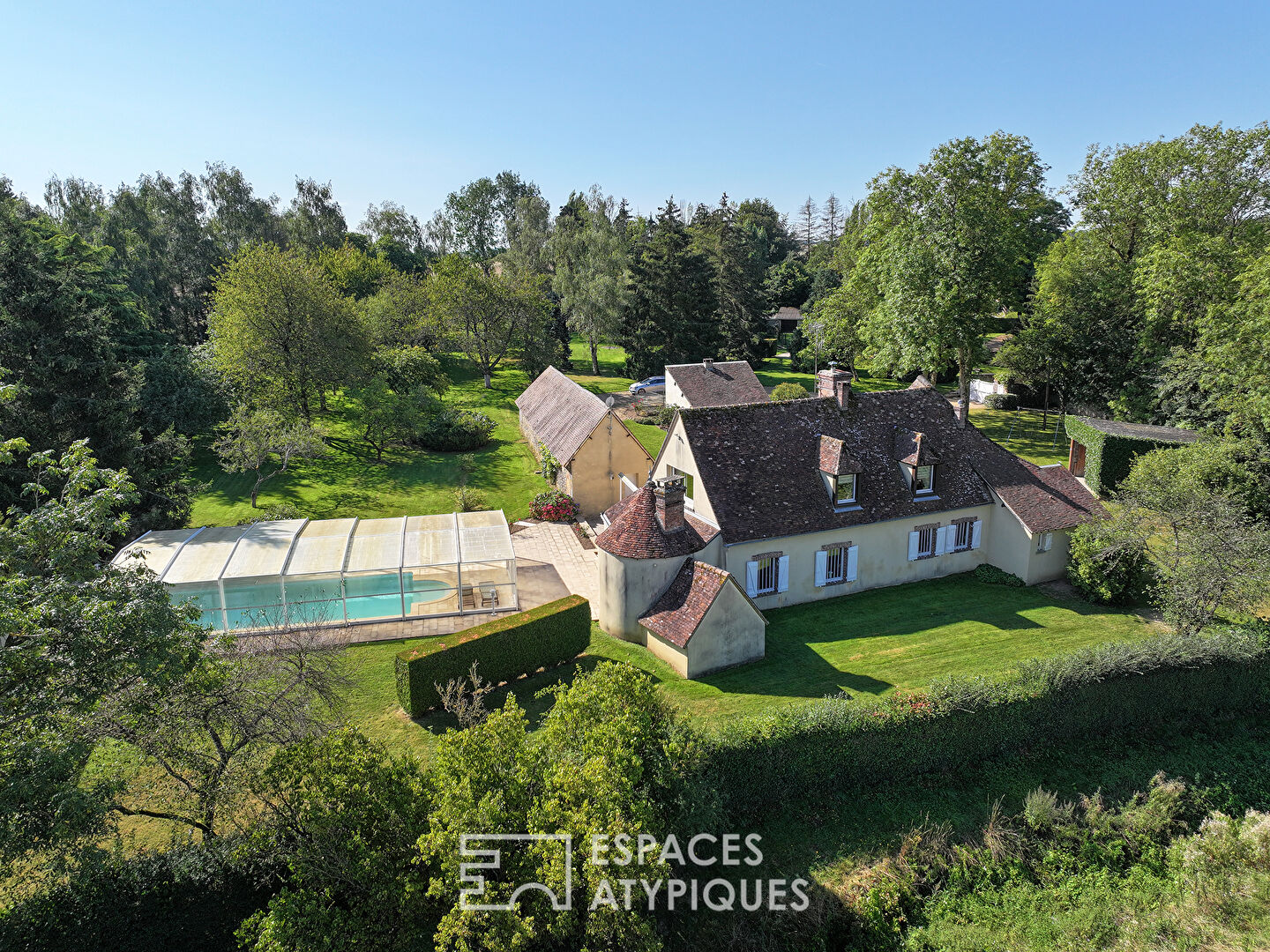 Fermette de charme authentique et sa piscine couverte