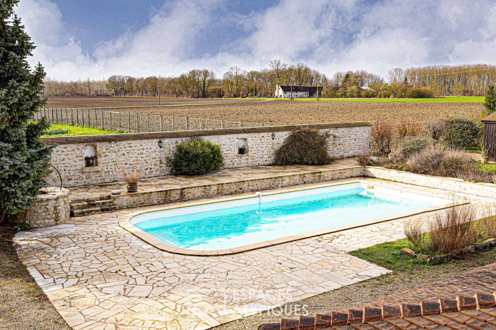 Longère avec parc et piscine chauffée