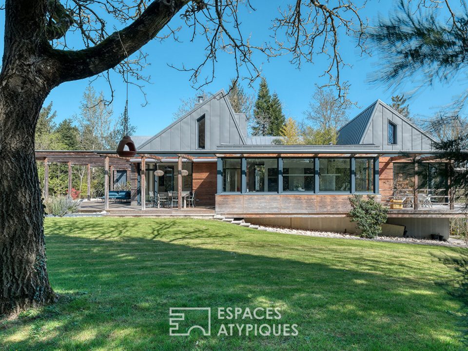 Maison d'architecte avec piscine et jardin paysager