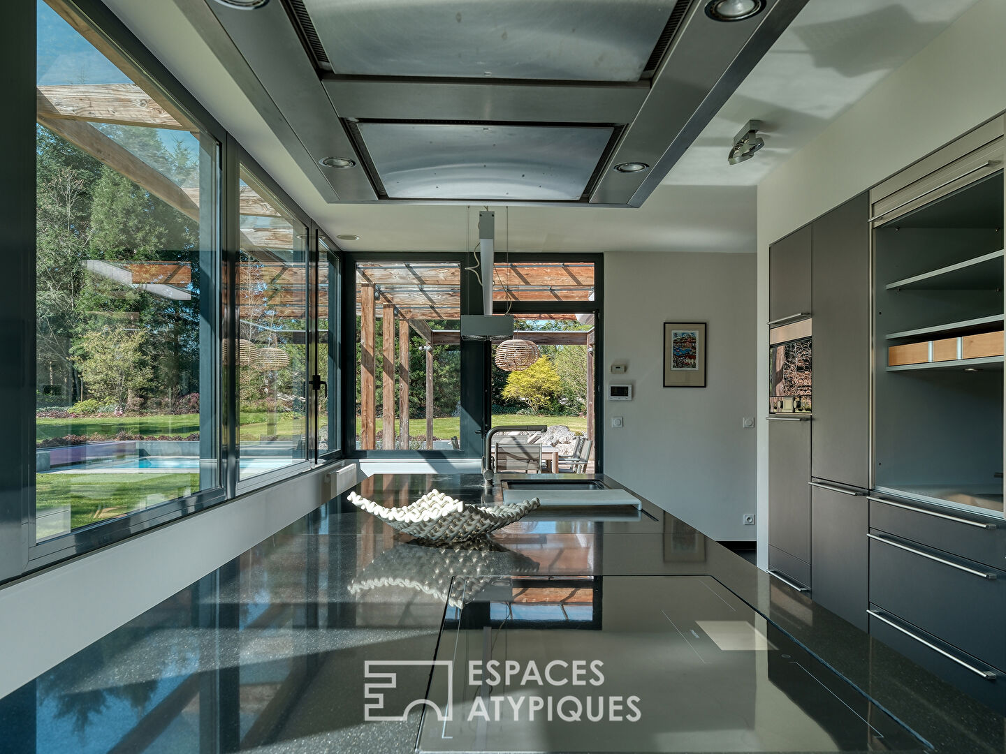 Maison d’architecte avec piscine et jardin paysager