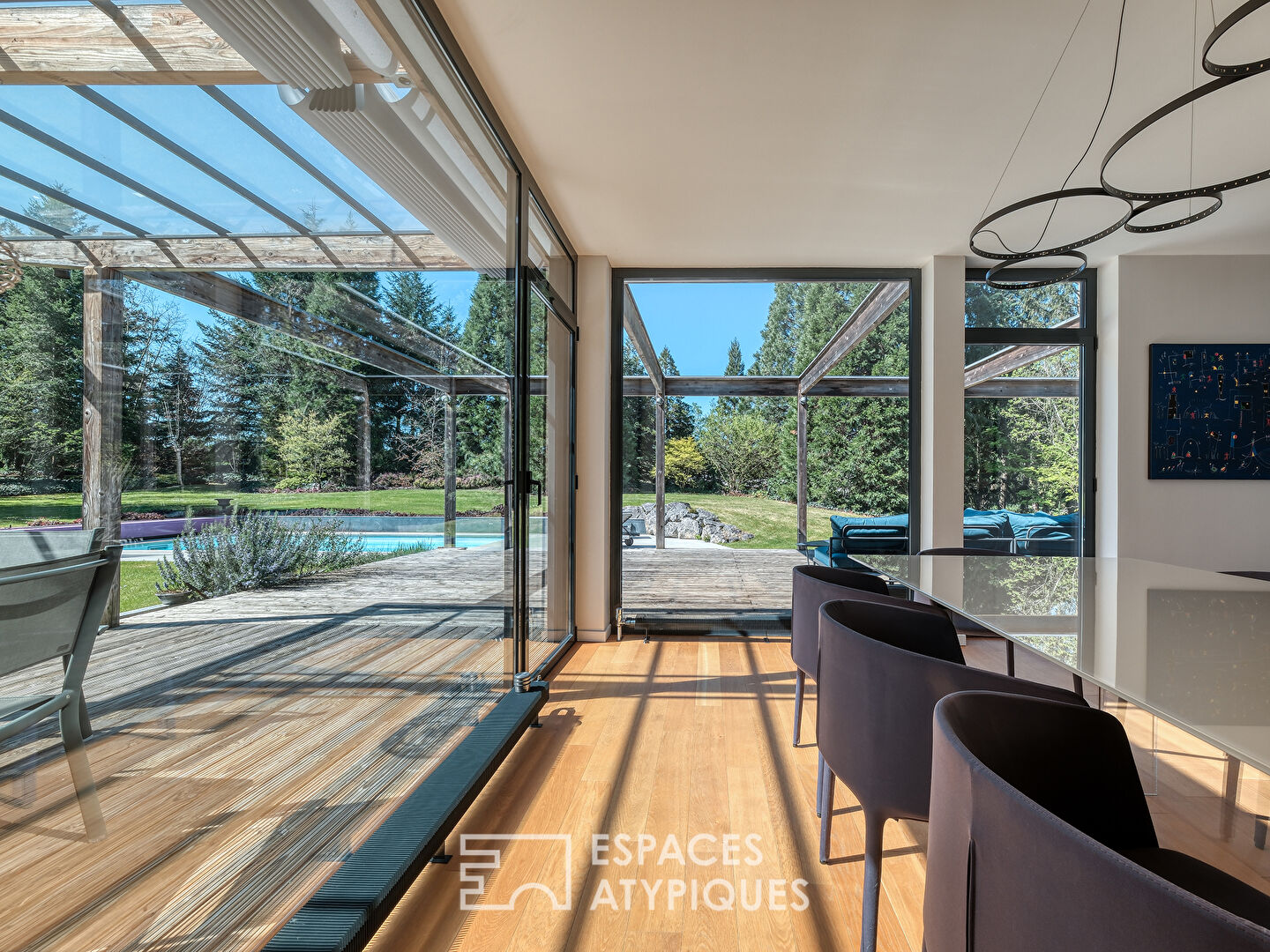 Maison d’architecte avec piscine et jardin paysager