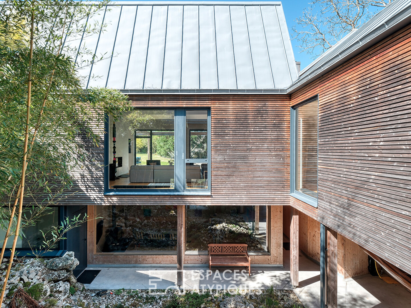 Maison d’architecte avec piscine et jardin paysager