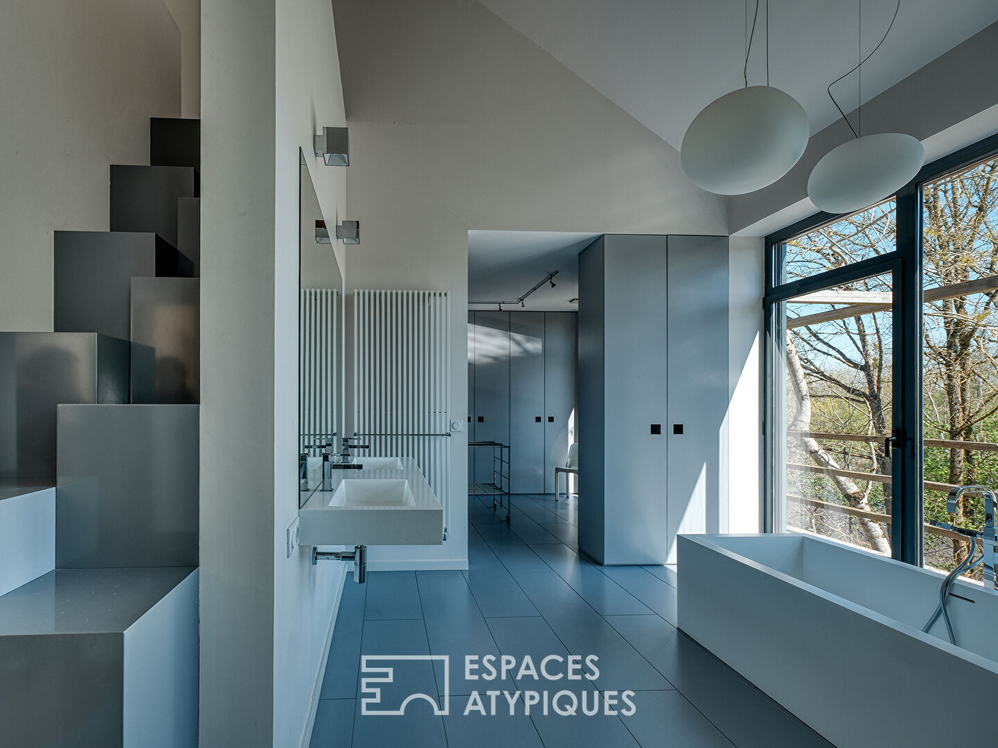 Maison d’architecte avec piscine et jardin paysager