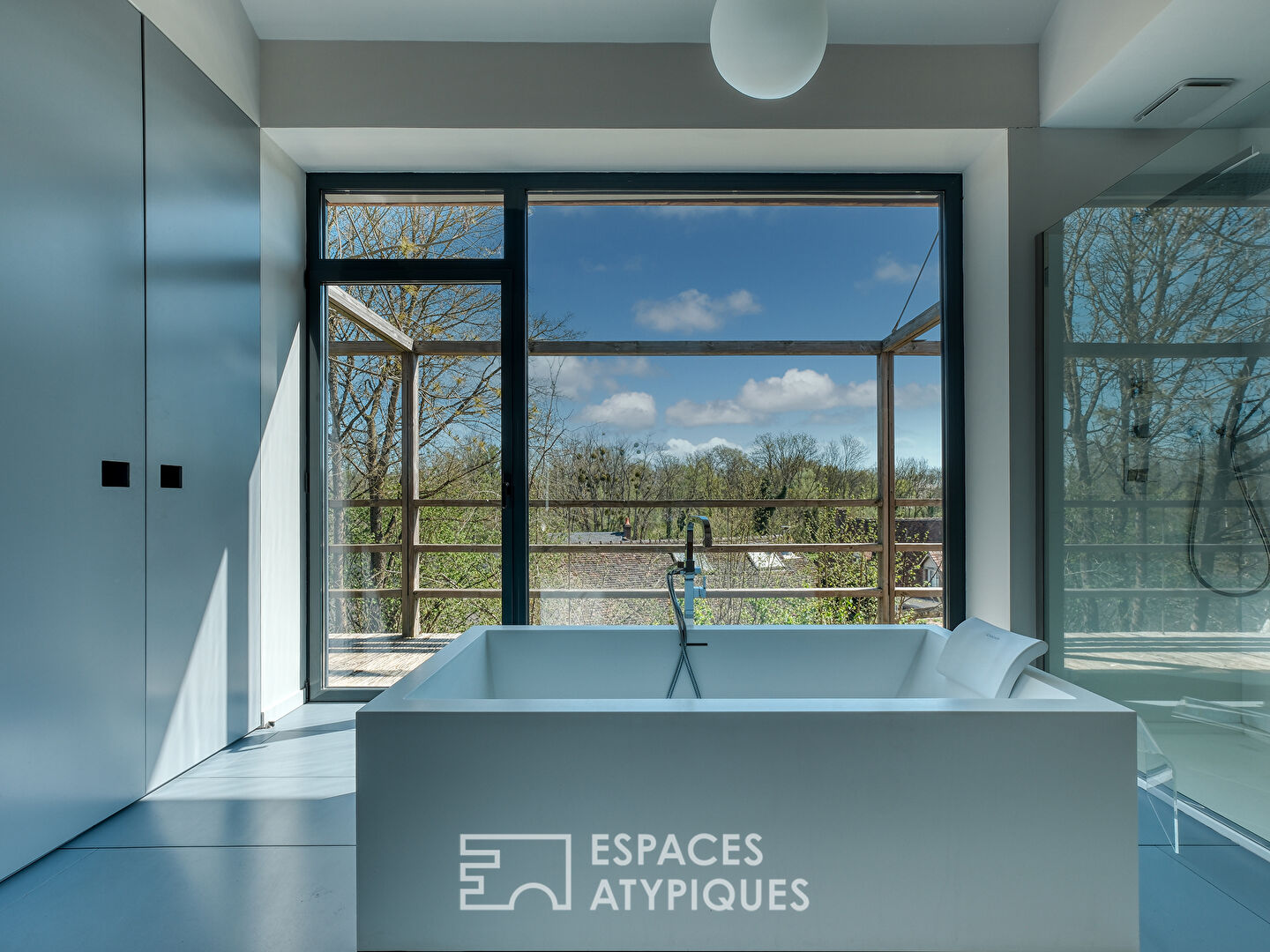 Maison d’architecte avec piscine et jardin paysager
