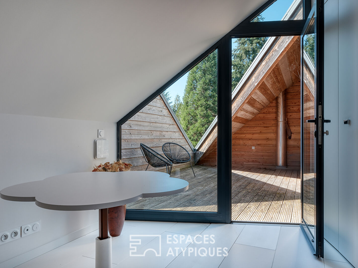 Maison d’architecte avec piscine et jardin paysager