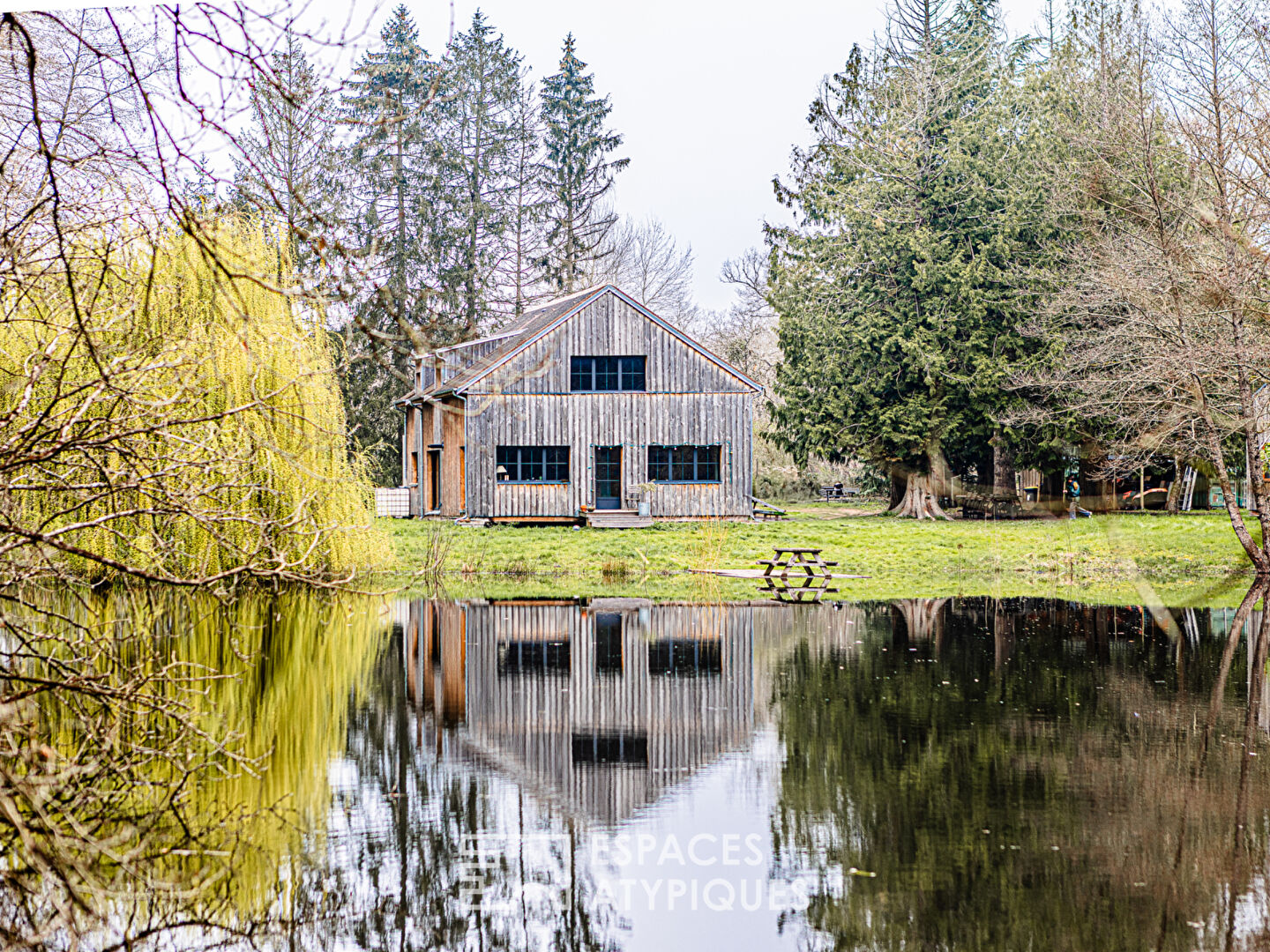 Maison à ossature bois, sa tiny house et son étang au milieu de la forêt