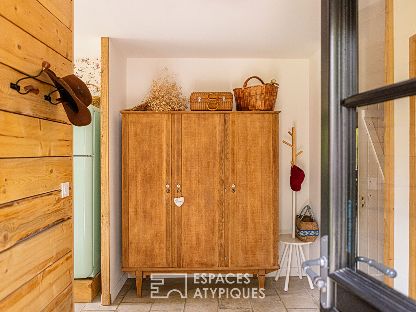 Maison à ossature bois, sa tiny house et son étang au milieu de la forêt
