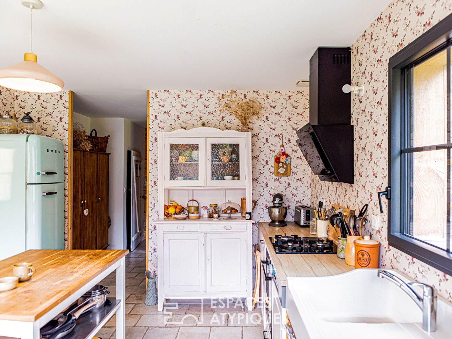 Maison à ossature bois, sa tiny house et son étang au milieu de la forêt