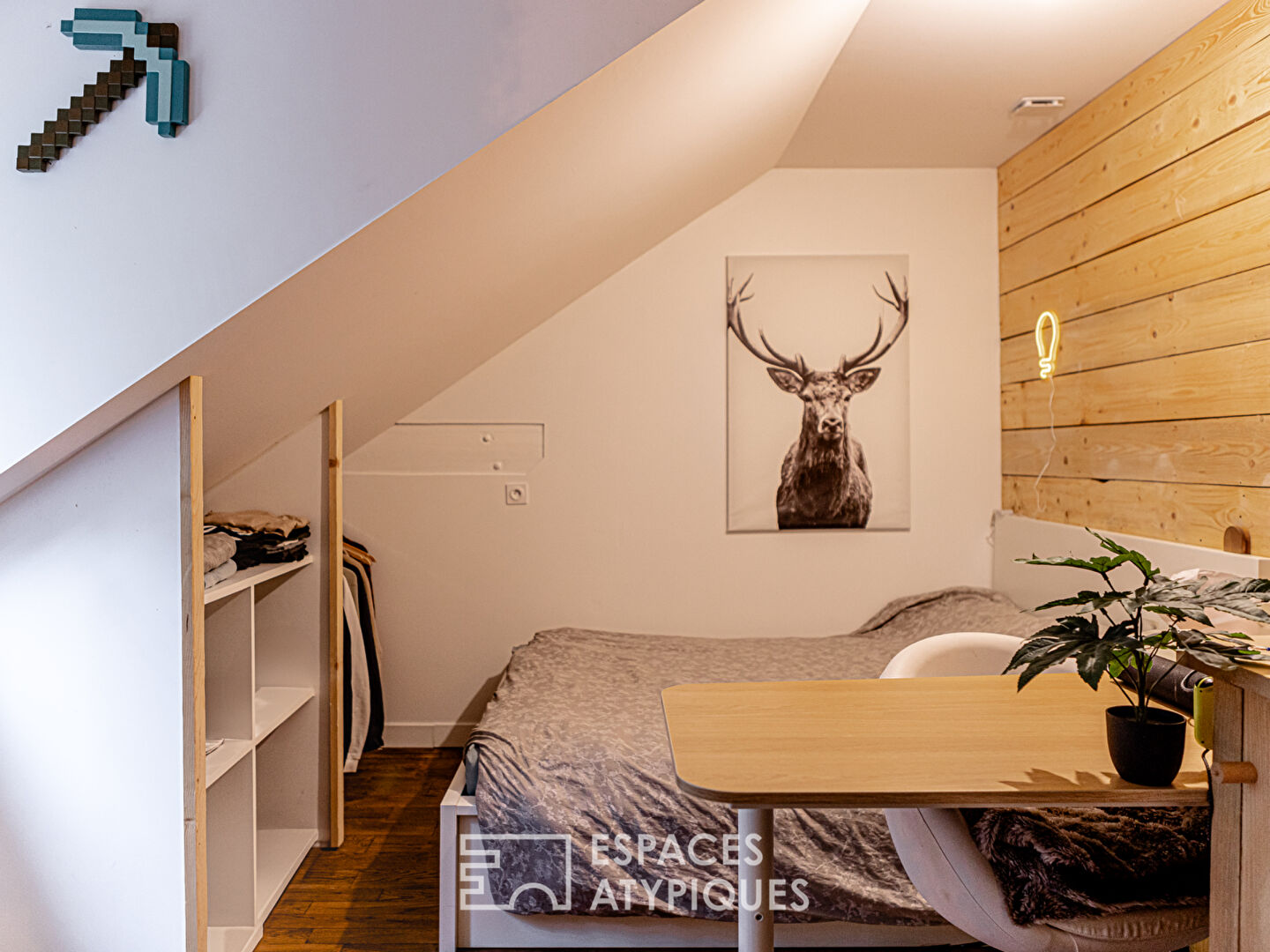 Maison à ossature bois, sa tiny house et son étang au milieu de la forêt