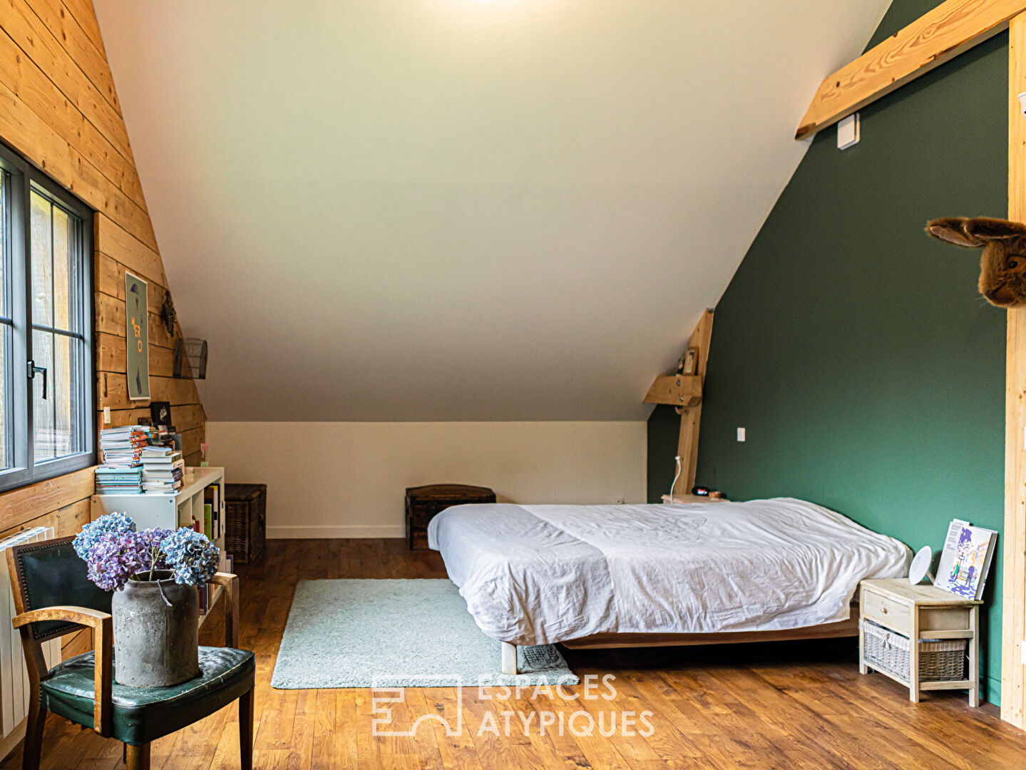 Maison à ossature bois, sa tiny house et son étang au milieu de la forêt