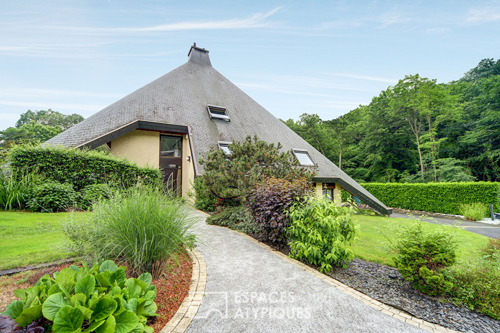 Maison d’architecte au cadre calme et verdoyant.