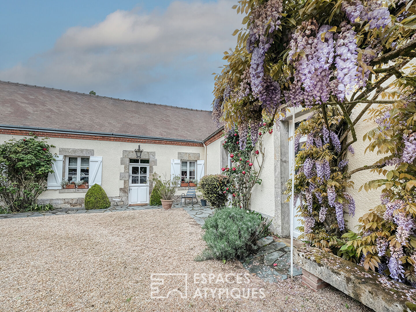 Longère au charme d’antan et son jardin paysager