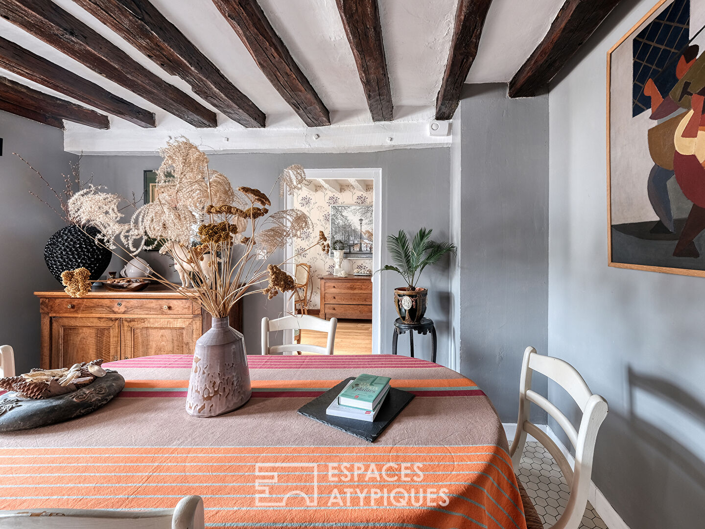 Longère with old-world charm and its landscaped garden