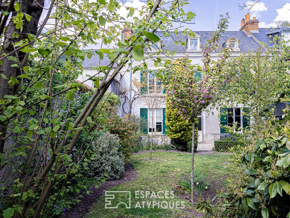 Bâtisse bourgeoise au jardin secret