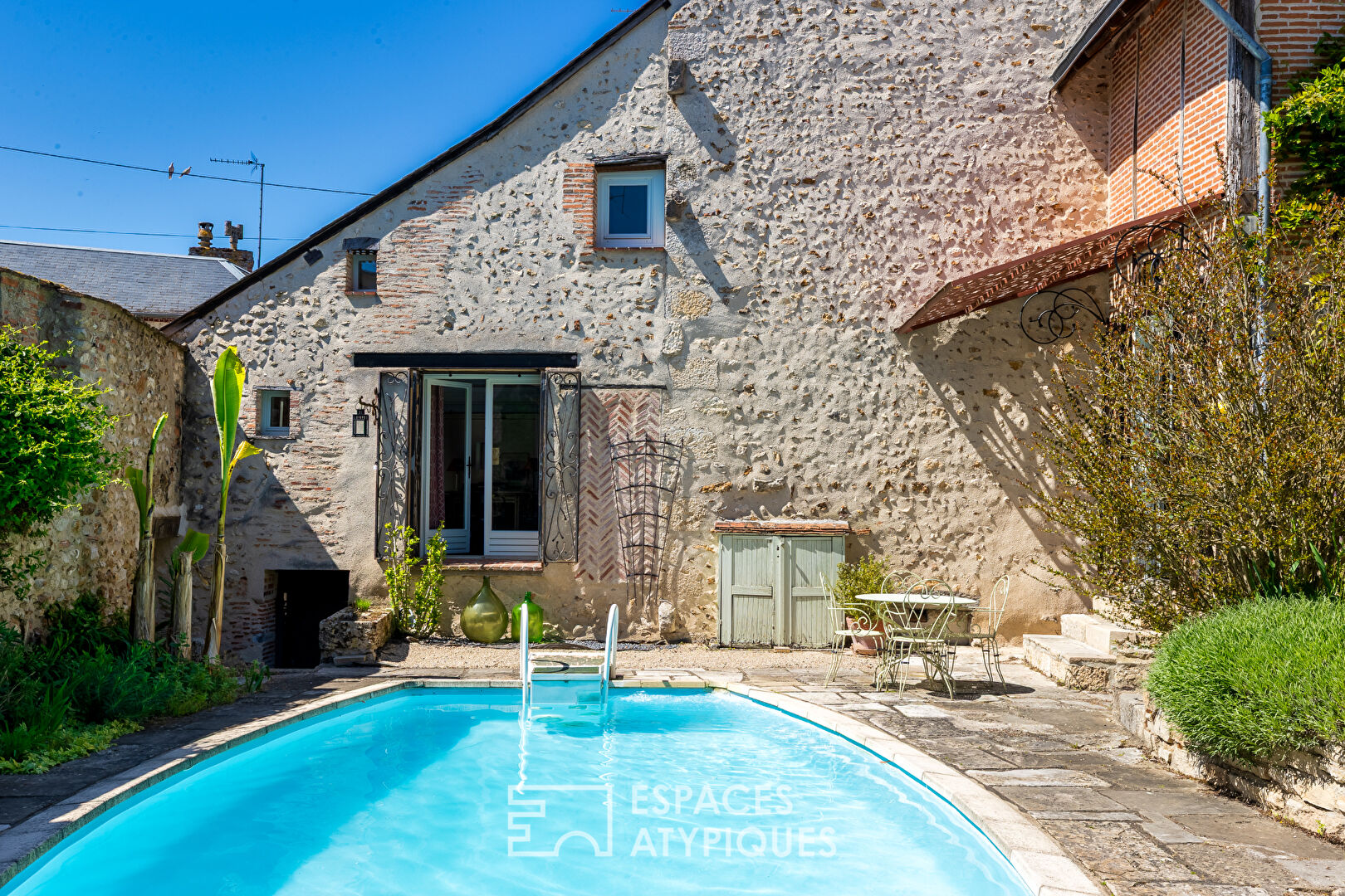 Ancien café de village réhabilité avec piscine et vue Loire
