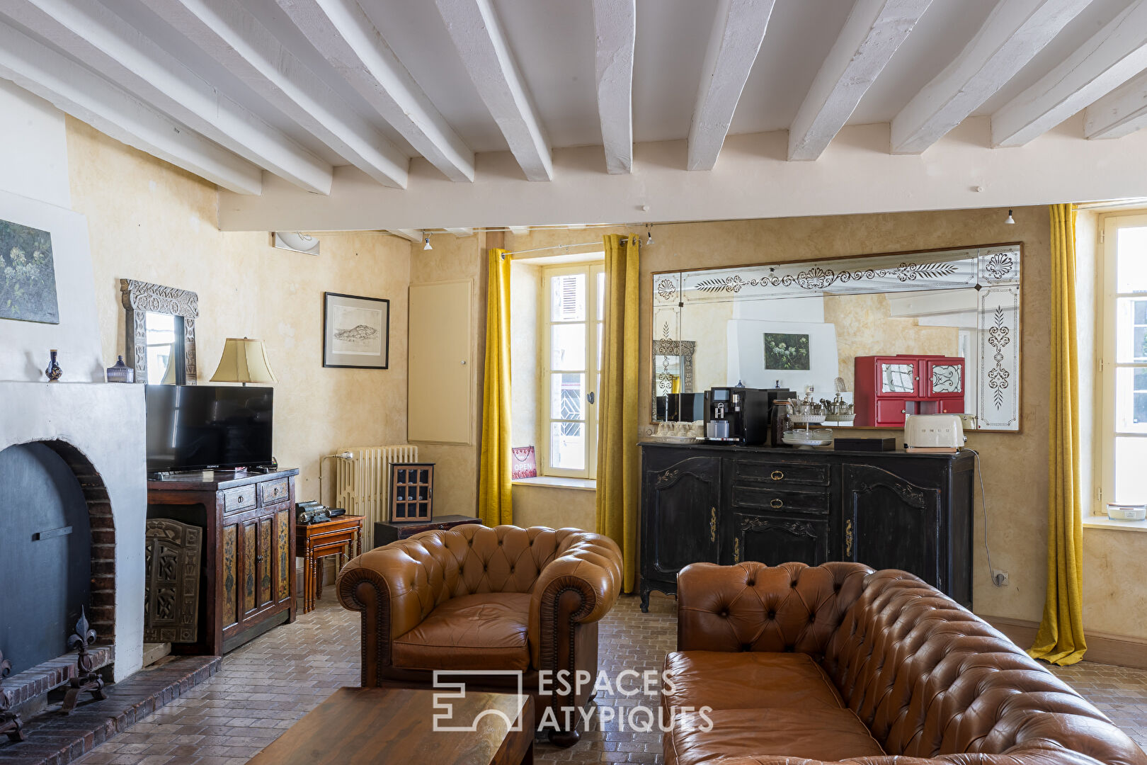 Ancien café de village réhabilité avec piscine et vue Loire